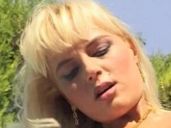 Heiße Blondine lässt sich am Pool die Ritze von ihrem Lover ficken