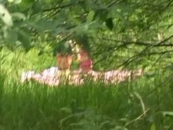 Lesbierinnen fingern sich ihre glatten Ficklöcher Outdoor