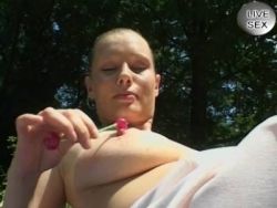 Williges Teenie lässt sich in der Natur die rasierte Möse fingern