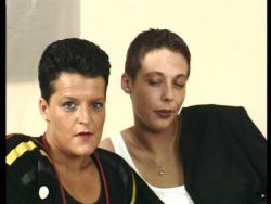 Lesben bumsen sich ihre Haarfotzen mit einem Dildo