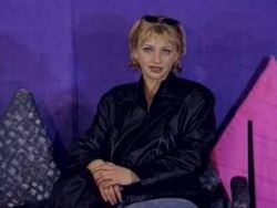 Die geile Frau massiert sich ihre rasierte Vagina