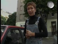 Die geile Hobbyhure bearbeitet sich für die Spanner ihre schwanzgierige Muschi