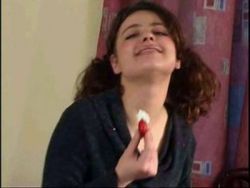 Die junge Tussi verwöhnt sich heftig ihre rasierte Pussy