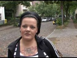 Dralles Girl mit einer rasierten Muschi beim Fingerfick