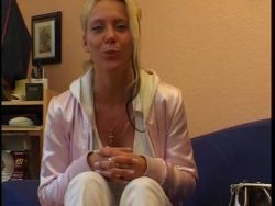 Heiße Blondine in Leibwäsche mit kahler Ritze