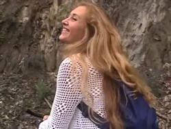 Ihre glatte Muschi nudelt sich die Bitch selbst