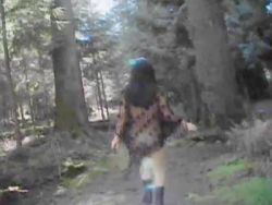 Im Wald zeigt das japanische Mädel die glatt rasierte Grotte