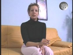Die perverse Schlampe massiert sich mit einem großen Sexspielzeug