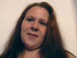 Kräftig gebaute Frau führt sich beim Sexspaß eine Banane in die Muschi ein