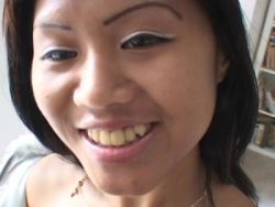 Asiaten Luder mit kleinem Busen macht den geilen Maulfick bei einem Negerkolben