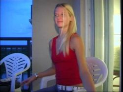 Verführerisches blondes Teen wird beim hemmungslosen poppen zum abspritzen gebracht