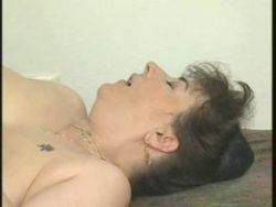 Die reife Hausfrau lutscht den fetten Pimmel des jungen Kerls fickbereit