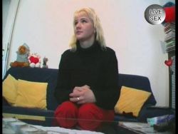 Blonde Hobbyhure beim scharfen Solosex der rasierten Möse