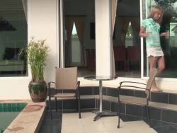 Die scharfe MILF macht es sich mit ihren Händen selbst