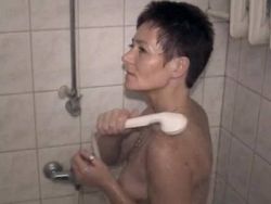 Die scharfe MILF macht es sich selbst
