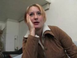 Vor dem Oralfick verwöhnt sich die geile MILF