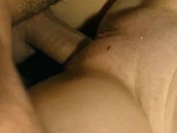Vor den Augen ihres Spielgefährten massiert sich die erfahrene MILF ihre rasierte Muschi